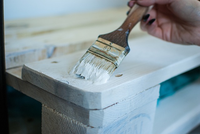 La mejor manera de pintar muebles de madera (sin lijar, sin